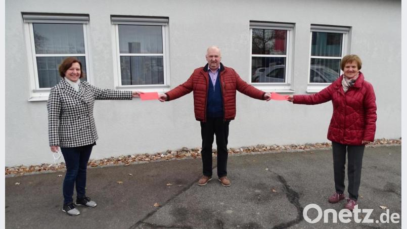 Den Erläuterungen von Herbert Putzer entnahmen die Spenderinnen Martha Mutzbauer-Mayer (rechts) und ihre Tochter Andrea Weiß, dass die 1500 Euro aus ihren Geburtstagsfeiern bei der Kinderkrebshilfe Region Oberpfalz-Nord gut angelegt sind. Bild: Dobmeier