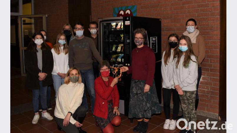 Das Team kümmert sich zusammen um den Automaten. Bild: Bernhard Kneidl/exb