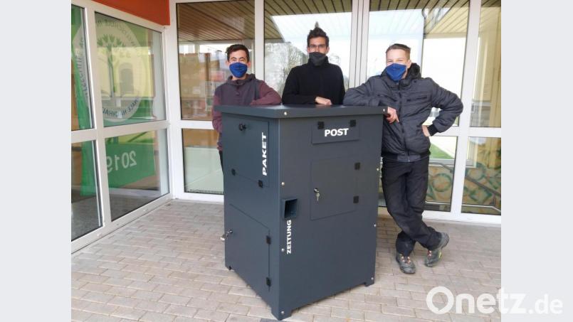 Die Schüler Frias (links) und Louis (rechts) sowie Azubi Moritz gestalteten gemeinsam diese Box. Bild: Helga Gradl/exb