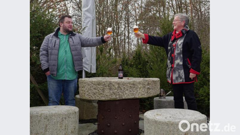 Pfarrerin Heidi Gentzwein von der Evangelischen Kirchengemeinde Nabburg/Pfreimd und Brauer Stephan Kalkbrenner von der Hausbrauerei Brauhaus Rosenberg stoßen auf die Fertigstellung des ersten „Retterbieres“ an. Bild: Rolf Linke/exb