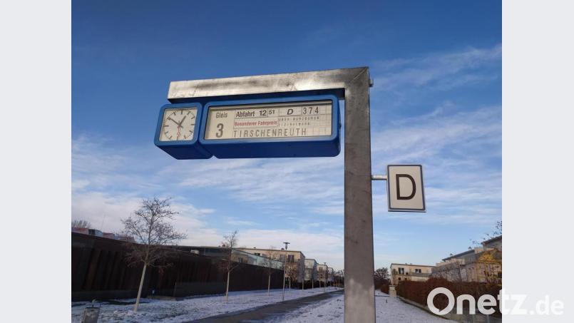 Abfahrt nach Tirschenreuth um 12.51 Uhr: Dieser seltene wie seltsame Faltblattanzeiger der Bahn steht ganz in der Nähe der Wohnung von Helmut Singer in Nürnberg. Bei dem nostalgischen Teil handelt es sich aber nicht um eine echte Bahnhaltestelle - und Tirschenreuth wurde per Zufall dort verewigt. Bild: Helmut Singer/exb