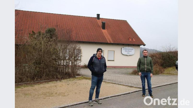 Armin Griesbeck (links) und Manfred Guttenberger (rechts) stehen vor dem verschlossenen Vereinsheim. Sie wollen aber nicht aufgeben. Bild: jma
