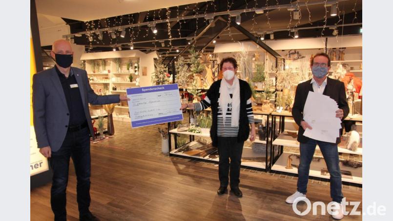 Das Möbelhaus Gleißner unterstützt mit 18.000 Euro gemeinnützige Organisationen. Geschäftsführer Jörg Kulzer, Inhaberin Liselotte Kulzer und Geschäftsführer Wolfgang Horn (von links) haben die Spenden-Briefe mittlerweile versandt. Bild: kro