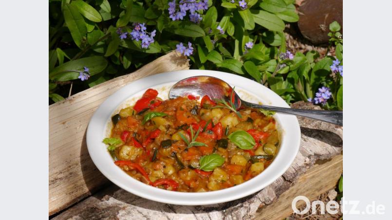 Kartoffeln, Gemüse und viel Gewürze und Kräuter kommen in den veganen Gemüseeintopf. Bild:  Miriam Lill/exb