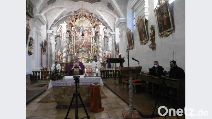 Pfarrer Arnold Pirner, die Ministranten Samuel Wildbrett und Katharina Rewitzer sowie die beiden Techniker Bernhard Irlbacher und Georg Hirsch wollen für eine reibungslose Übertragung der Gottesdienste aus St. Martin in alle Welt sorgen. Bild: rgl