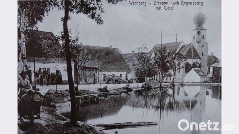 Eine reizvolle Ansicht in Wernberg bot früher der &quot;Schönerer Weiher&quot;, der sich auf der &quot;Schöner Wiese&quot; hinter der &quot;Alten Mühle befand und vom Schilterbach gespeist wurde. Repro: Marktarchiv/twi