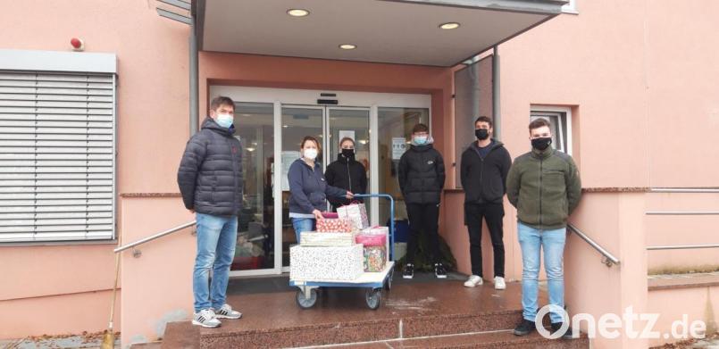 Schülersprecher und Lehrer der Mittelschule Nabburg übergeben die Spenden und Geschenke vor dem Eingang zum Seniorenheim. Das Bild zeigt (von links) Lehrer Harald Bauer, Pflegedienstleiterin Andrea Birzer, Schülersprecherin Mia Spießl, Schülersprecher Bastian Schmid, Lehramtsanwärter Lukas Trummer und Schülersprecher Paul Pucher. Bild: Stefan Forster/exb