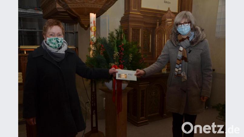 Angelika Anzer (rechts) von der Sozialkasse im Rathaus Vohenstrauß freute sich, dass der Evangelische Frauenbund (mit Lydia Gajan, links) auch an die sozialschwachen Menschen vor Ort dachte und 300 Euro aus der Vereinskasse zur Verfügung stellte. Bild: dob