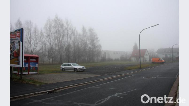 Entlang der Andreas-Thoma-Straße (Bild) soll ein neuer Kindergarten gebaut werden. Das rund 3200 Quadratmeter große Areal ist noch im Eigentum der Gemeinde und war früher einmal ein Sportplatz. Bild: wro
