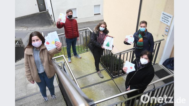 Die Mittelschule übergibt 150 Weihnachtsbriefe für Senioren an die ambulante Krankenpflege. Bild: Gabi Schönberger