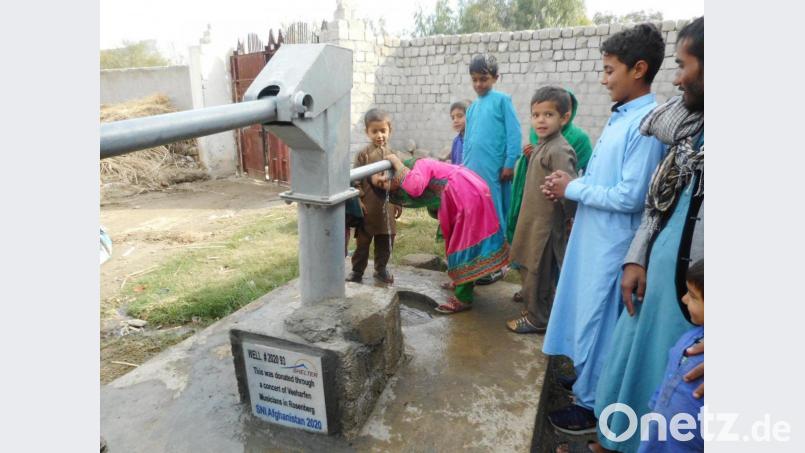 Spendengelder aus Sulzbach-Rosenberg und von der Conrad-Stiftung ermöglichten den Bau dieses Trinkwasser-Brunnens im Raum Kabul. Bild: Shelter Now/exb