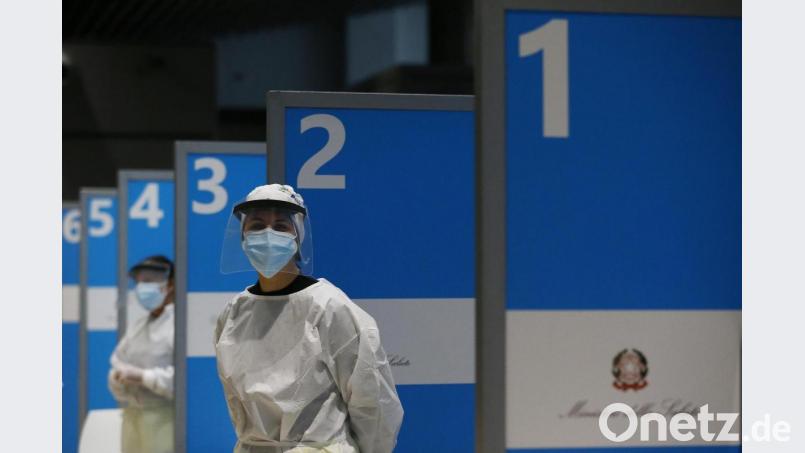 Das Flughafenpersonal tin Italien rägt medizinische Schutzausrüstung. Bild: Cecilia Fabiano/dpa