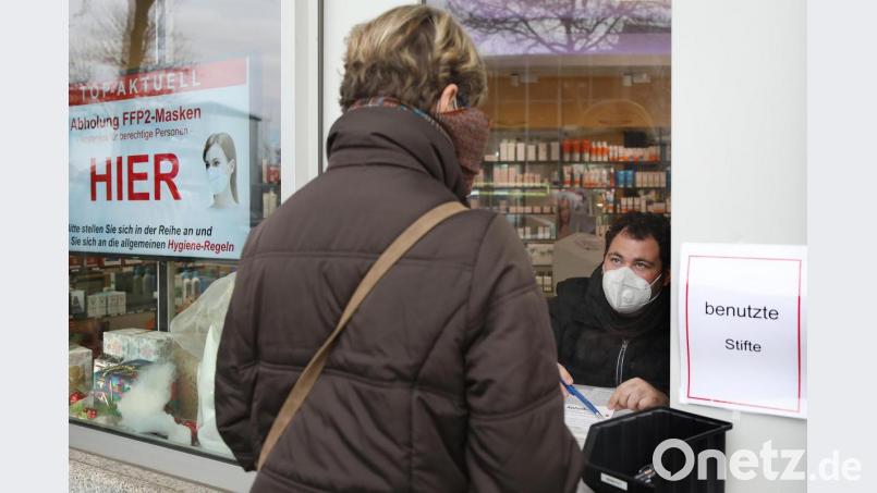 Frederik Strobl von der Apotheke St. Marien in Amberg erlebt mit seinem Team einen enormen Ansturm auf die kostenlosen FFP2-Masken. Bild: Wolfgang Steinbacher
