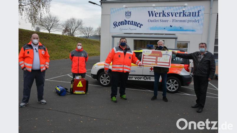Bei der Spendenübergabe von Kondrauer Mineralbrunnen an die Helfer vor Ort der Rotkreuz-Bereitschaft Waldsassen mit dabei waren (von links) Christian Strobel, Thomas Salomon, Helmut Zeitler, sowie Kondrauer-Geschäftsführer Dr. Bernd Raebel und Gebietsverkaufsleiter Robert Schicker. Bild: jr
