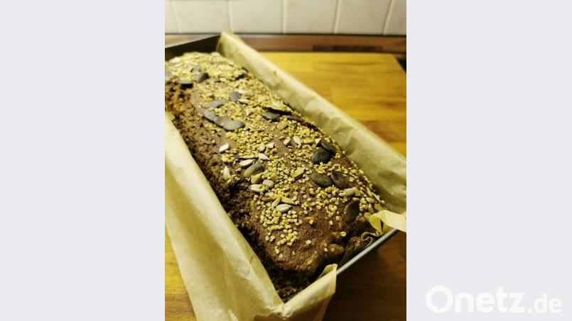 Sonnenblumenkerne, Kürbiskerne und geschälte Hanfsamen kommen auf das Brot. Bild: Heike Heindl/exb