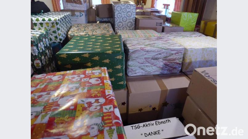 Ganze Berge von Weihnachtspaketen türmten sich bei der Abgabe in der Aula der Ebnather Schule Bild: Picasa