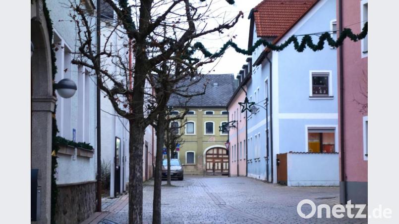 Über den Blick auf die Neugestaltung des Waidhauser Marktplatzes hinaus, richtete Architekt Christian Schönberger das Augenmerk auf die Sanierung und ein Nutzungskonzept des Anwesens &quot;Hauptstraße 17&quot; mit seinem kontrastreichen Torbogen (ganz hinten). Bild: fjo