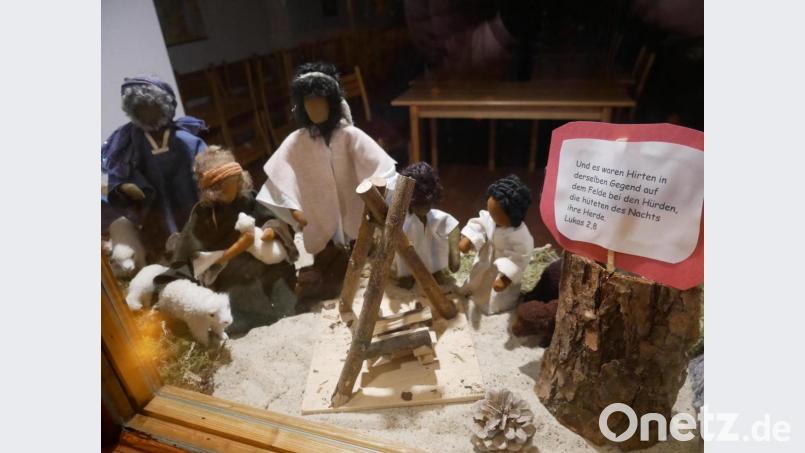 Im linken Fenster ist eine Szene mit Hirten bei ihrem täglichen Leben dargestellt. Zu diesem Zeitpunkt, einige Tage vor Jesu Geburt, ahnten sie noch nichts von dem Ereignis. In den nächsten Tagen wird ihnen ein Engel die frohe Botschaft überbringen und sie werden zum Stall eilen. Bild: hmr