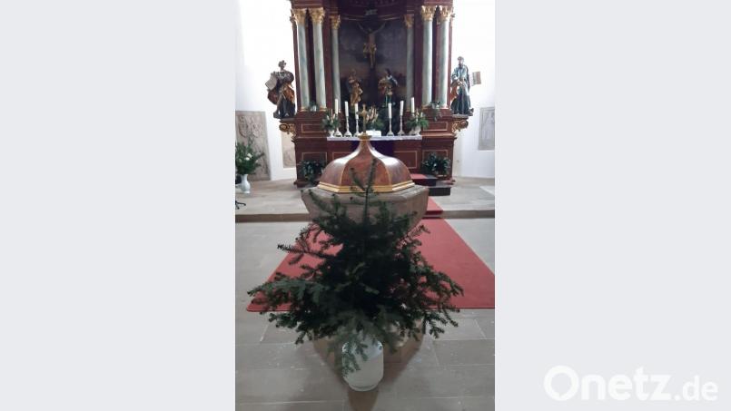 Bei der Aktion Weihnachtsstern sollen die Zweige vor dem Taufstein in der Dreieinigkeitskirche einen besonderen Schmuck erhalten. Bild: rpp
