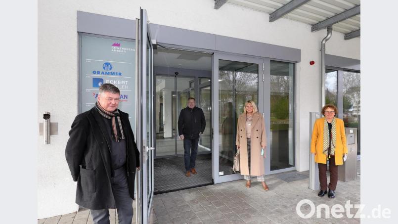 Die Nachnutzung der ehemaligen Grammer-Konzern-Zentrale ist gelungen. Darüber freuen sich (von links): Gewerbebau-Geschäftsführer Karlheinz Brandelik, OB Michael Cerny, OTH-Präsidentin Andrea Klug und Brigitte Netta, Leiterin der Kindertageseinrichtung DigiMINT-Kids. Bild: Wolfgang Steinbacher