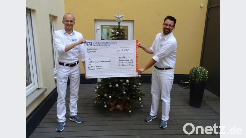 Die Zahnärzte Dr. Johannes Ermer (rechts) und Dr. Markus Schmid spenden je 1000 Euro an die Kinderkrebshilfe Oberpfalz-Nord und den Verein „Hoffnung für Menschen“. Bild: Dobmeier