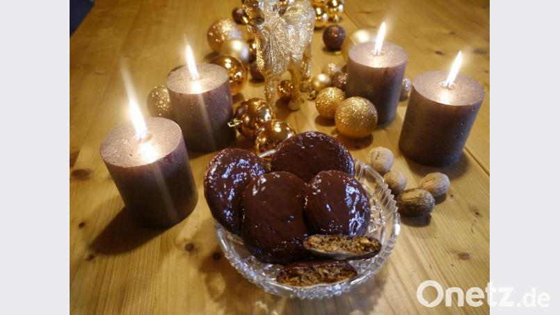 Damit sich der Schokoüberzug gleichmäßig auf den veganen Lebkuchen verteilt, kann ein Föhn eingesetzt werden. Bild: Miriam Lill/exb