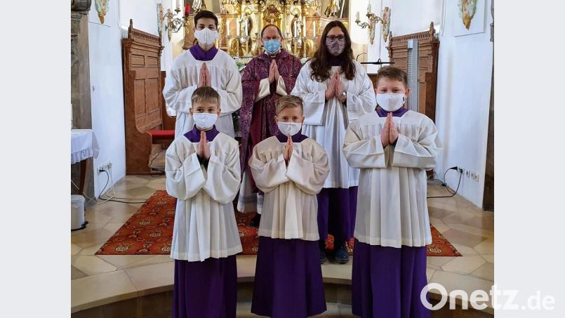 Pfarrer Heribert Stretz (hinten Mitte) nahm Korbinian Lukas, Raphael Völkl und Fabian Bothner (vorne von links) in die Schar der Waldecker Ministranten auf. Bild: hl
