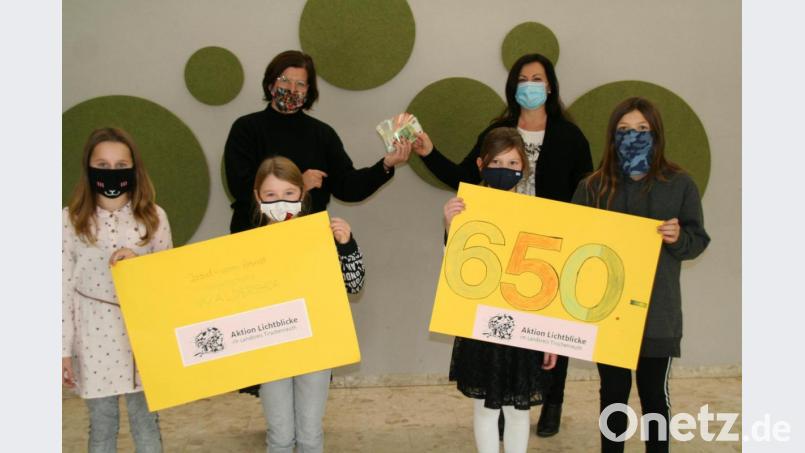 Schulleiterin Petra Andritzky (hinten links) überreichte die Spende an Lichtblicke-Schirmherrin Claudia Grillmeier. Mit im Bild (von links) die Schülerinnen Lena Rach, Alicia Weiß, Lena Berger und Belize Patocka. Bild: fpoz