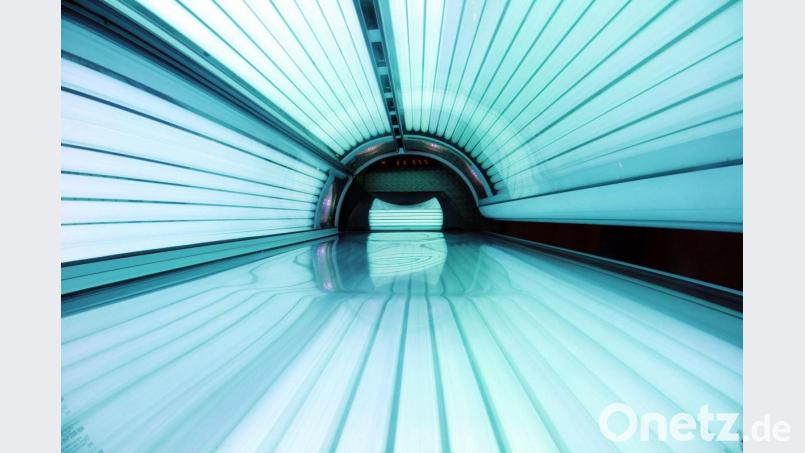Eine Sonnenbank in einem Sonnenstudio (Symbolbild): Solche Geschäfte dürfen momentan nicht öffnen. Ein Amberger Inhaber will das nicht gewusst haben. Bild: Armin Weigel/dpa