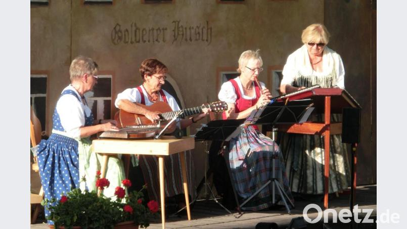 Gefragt waren immer auch die Auftritte der Hirschauer Musik bei der Sommer-Serenade, die der Gesangverein 1860 alljährlich auf der Festspielbühne im Schlosshof veranstaltete. Von links: Luzia Dietz, Inge Mangelberger, Gabi Meindl und Martha Pruy. Bild: u