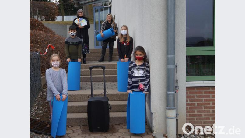 Rektorin Christine Schneider (rechts) und Lehrkraft Sabine Lehner (links) übergaben Musikbox, Matten und Bücher stellvertretend für die Vorstandschaft des Fördervereins an die Grundschüler. Bild: wel