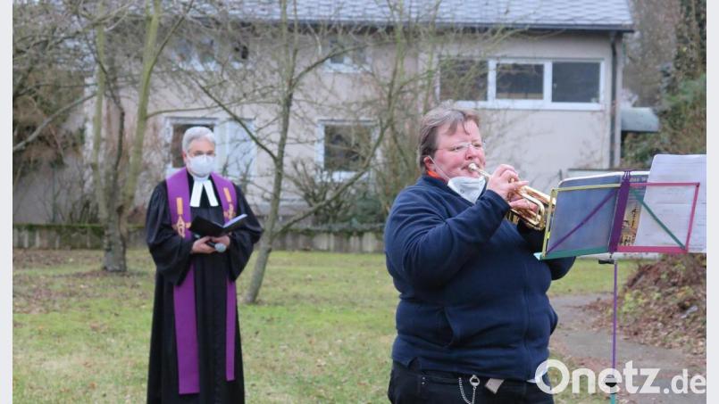Pfarrer Dirk Grafe betete die Andacht und Susanne Kropf leitete das Blechbläseroktett. Bild: jzk