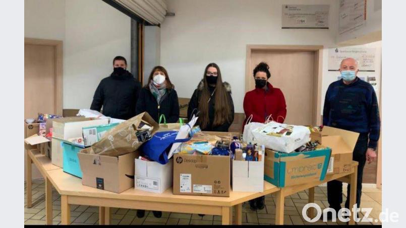 Schüler und Lehrer übergaben die Spendenkartons, die die Lobkowitz-Realschule auch ohne die übliche Weihnachtsaktion gesammelt hatte an den Vorsitzenden der Tafel, Josef Gebhard (rechts). Bild: Pamela Singer/exb