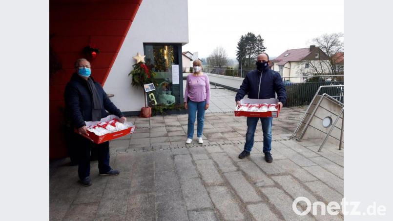 Mit Stollen überraschte der FSV Tirschenreuth die Bewohner in den örtlichen Seniorenheimen. Im Bild die Übergabe im Haus Ziegelanger mit Dr. Wolfgang Seidl (Alte Herren), Pflegedienstleiterin Gabriele Schieder und Zweitem FSV-Vorsitzenden Harald Bader (von links). Bild: exb