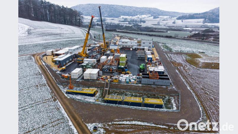 Baufahrzeuge an einem Bohrplatz der Nagra (Nationale Genossenschaft für die Lagerung radioaktiver Abfälle) am Standortortgebiet Stadel-3. Hier sollen Sondierbohrungen für eine Standortwahl eines Tiefenlagers für radioaktive Abfälle vorgenommen werden. Bild: Patrick B. Kraemer/dpa