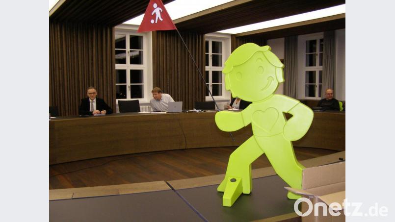 Solche Plastikmännchen mit Wimpel sollen künftig auch im Stadtgebiet von Waldsassen Autofahrer vor spielenden Kindern warnen, beschloss der Bauausschuss bei der jüngsten Sitzung im großen Rathaussaal. Bild: pz