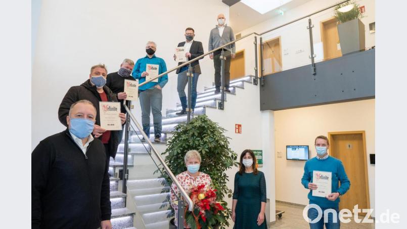 Für 20-jährige Zugehörigkeit zeichnete die Firma Horn mehrere Mitarbeiter aus. Im Bild (von oben nach unten rechts) Geschäftsführer Andreas Kopp, Jürgen Kraus, Markus Seitz, Alfred Grundler, Klaus Könitzer, Vorstand Stephan Meindl, Irene Fehr, stellvertretende Personalleiterin Sabine Götz und Matthias Kunz. Nicht im Bild sind Markus Gmeiner, Sven Ditz und Bertram Riebl. Bild: Matthias Kunz/exb