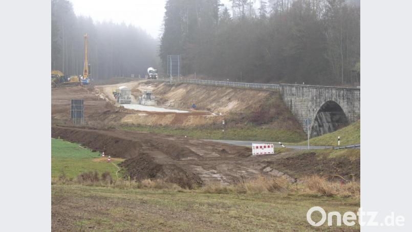 Die Arbeiten an der Umfahrung laufen auf Hochtouren, die eigentlichen Brückenbauarbeiten in Mönlas starten dann Mitte 2021. Bild: aks