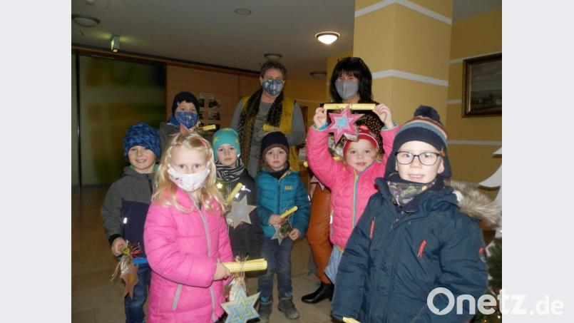 Mit großer Freude übergaben die Buben und Mädchen aus dem Kindergarten ihre Geschenke an Heimleiterin Katharina Schneider (hinten, rechts). Sie versprach, die Gaben an die Bewohner weiterzuleiten. Bild: nia