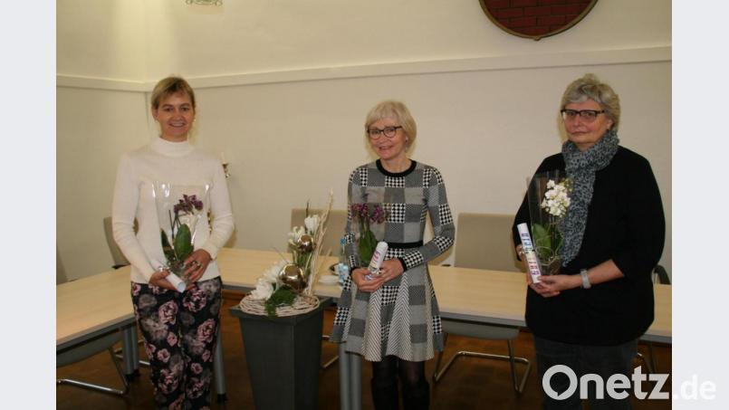 Aus dem Kinderhaus Sankt Sebastian wurden Silke Weinhold, Claudia Werner und Gerlinde Vogel für ihre Dienstjubiläen geehrt. Bild: fpoz