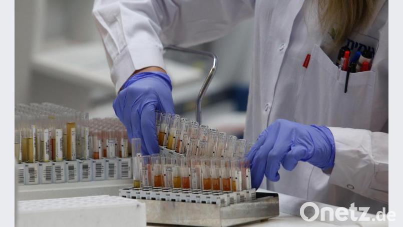 In Amberg und Amberg-Sulzbach steigen die Coronazahlen weiter. Bild: Gil Cohen Magen/dpa