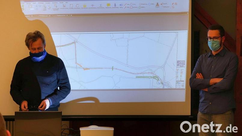 Einen detaillierten Entwurf zum Ausbau der Sonnengasse präsentierten Markus Münchmeier (links) und Florian Biersack (rechts) vom Ingenieurbüro Münchmeier/Eigner. Bild: bsc