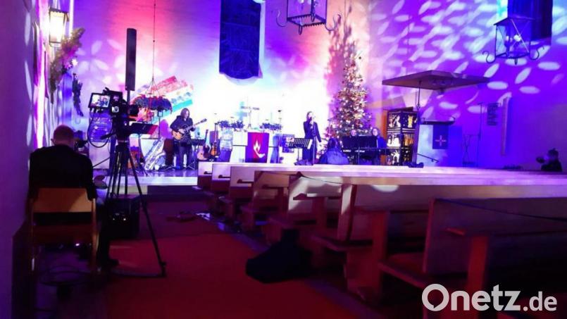 Leere Reihen in der Erlöserkirche in Amberg: Zuschauer und Zuhörer waren am Freitagabend nicht erlaubt. Bild: Mercedes Mayerl