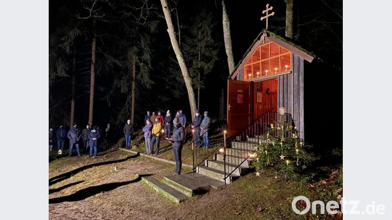 Stadtpfarrer Thomas Vogl freute sich über die zahlreichen Besucher der Andacht an der weihnachtlich geschmückten Waldkapelle im Kapplwald. Bild: Hubert Heinzl/exb