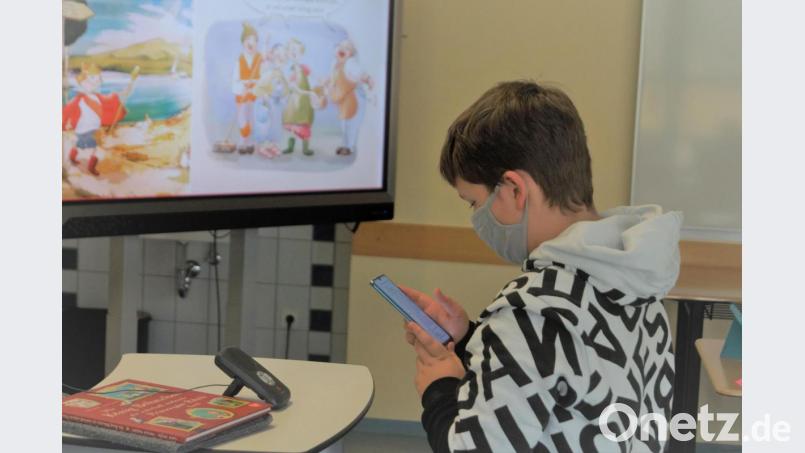 Ein Schüler der Scherr-Realschule liest von seinem Smartphone. Bild: Sabine Kemptner/exb