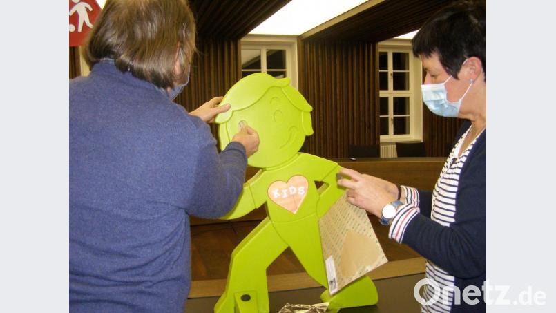 Nach der Bauausschusssitzung rüsteten Beatrix Rustler und Harald Hertel den "Straßenjungen" aus Kunststoff mit den beigefügten Aufklebern aus und schenkten ihm ein großes Herz sowie Augen und Mund. Bild: pz