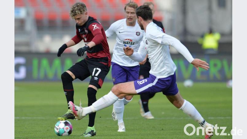 Zunächst kassierte Robin Hack (links) wegen taktischer Unzulänglichkeiten einen deftigen Anpfiff seines Trainers, wenig später traf der U21-Nationalspieler zum 1:0-Sieg des 1. FC Nürnberg über Aue. Bild: Timm Schamberger/dpa