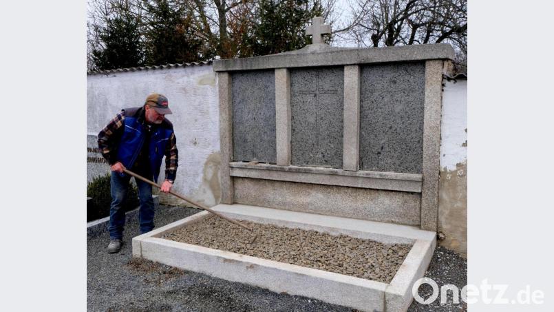 Selbst Hand angelegt und Wort gehalten hat der Flosser Steinmetzmeister Franz Schmidt bei der Gestaltung der neuen Urnen-Grabstätte im Friedhof der katholischen Kirchenstiftung. Ausgewiesen sind nun sechs Urnenplätze. Bild: le