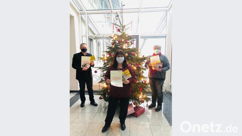 Bürgermeister Christian Porsch, Dolores Longares-Bäumler und Heidi Lauterbach (von links) mit den Gutscheinen, die Speichersdorfer Bürger in Not heuer erhalten. Bild: hai