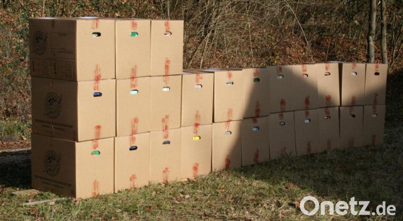 Die Schuhkartons werden in große Versandkartons verpackt Bild: exb